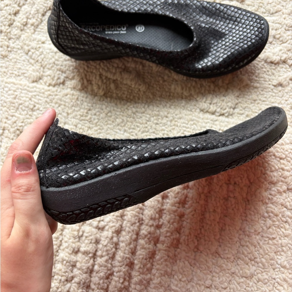 Arcopedico Black Textured Slip-On Ballet Flats - Picture 2 of 4